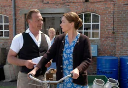 Ines (Petra Kleinert, Mitte) beobachtet argw&ouml;hnisch, wie Johanna (Aglaia Szyszkowitz) mit dem auf der Hallig unbeliebten Ingenieur Anton (Klaus J. Behrendt) flirtet.