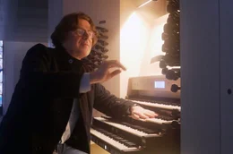 Der Organist Franz Danksagm&uuml;ller spielt &bdquo;Volumina&ldquo; von Gy&ouml;rgy Ligeti.