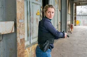 Im Foto (v.l.n.r.): Leonie Winkler (Cornelia Gröschel) stürmt die Werkstatt von Marek Krug. Im Foto (v.l.n.r.): Leonie Winkler (Cornelia Gröschel) stürmt die Werkstatt von Marek Krug.