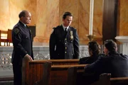 Burt (James Duvall, l.) und Joseph (Mark Wahlberg, M.) reden Bobby (Joaquin Phoenix, 2.v.r.) ins Gewissen.