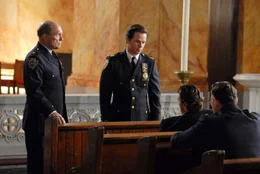 Burt (James Duvall, l.) und Joseph (Mark Wahlberg, M.) reden Bobby (Joaquin Phoenix, 2.v.r.) ins Gewissen.