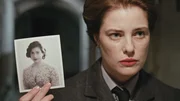 Vera Atkins (Sian Altman) zeigt Franz Berg (Max Cavenham) ein Bild von Noor Inayat Khan (Kat Kumar).