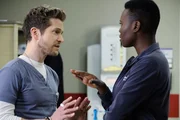 Als ein bekannter Patient erneut eingeliefert wird, geraten Conrad (Matt Czuchry, l.) und Mina (Shaunette Ren&eacute;e Wilson, r.) aneinander ...
