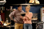 Mike (Jason Biggs, l.); Kay (Maggie Lawson, r.)