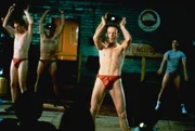 Free TV-Premiere, Kom&ouml;die, Gro&szlig;britannien 1997, Guy (Hugo Speer, M.) ist sehr gut "best&uuml;ckt", so f&auml;llt sein fehlendes Rhythmusgef&uuml;hl nicht weiter ins Gewicht.