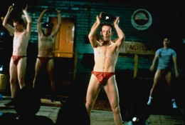 Free TV-Premiere, Kom&ouml;die, Gro&szlig;britannien 1997, Guy (Hugo Speer, M.) ist sehr gut "best&uuml;ckt", so f&auml;llt sein fehlendes Rhythmusgef&uuml;hl nicht weiter ins Gewicht.