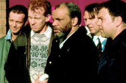 Die ehemaligen Kollegen Guy (Hugo Speer), Lomper (Steve Huison), Horse (Paul Barber), Gerald (Tom Wilkinson) und Dave (Mark Addy, v.l.n.r.) hatten die Idee, mit einer Stripshow Geld zu verdienen. Doch als es ernst wird, bekommen sie kalte F&uuml;&szlig;e ...