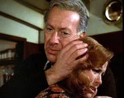 Quincy (Jack Klugman) tr&ouml;stet die frische Witwe Elizabeth (Darleen Carr).