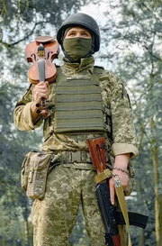 Moisei Bondarenko spielt mit seiner Violine im Kriegsgebiet.