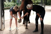 Besitzerin Jeannine Gl&auml;smann und Pferdetrainern Katja.