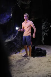Will (Luke Mitchell) kann die Insel Mako einfach nicht vergessen. Er will wissen, was besonders an ihr ist. Will (Luke Mitchell) kann die Insel Mako einfach nicht vergessen. Er will wissen, was besonders an ihr ist.