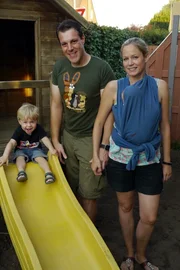 Norderstedt: Ren&eacute; und Nadine mit Sohn Mats und Baby Leni
