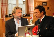 Zu Xavers Verteidigung zeigt Michael (Erich Altenkopf, l.) dem Vermieter Huber (Jacques Breuer, r.), wie die Partyeinladungen im Internet aus Versehen an so viele Menschen geschickt werden konnten. Zu Xavers Verteidigung zeigt Michael (Erich Altenkopf, l.) dem Vermieter Huber (Jacques Breuer, r.), wie die Partyeinladungen im Internet aus Versehen an so viele Menschen geschickt werden konnten.