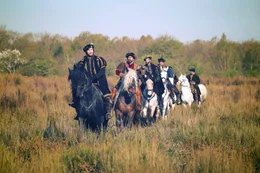 Im Jahre 1516 existiert Chambord noch nicht und r&auml;tselhaft sind die Gr&uuml;nde, die den jungen K&ouml;nig Franz I. (S&eacute;bastien Dupuis, li.) dazu bewegen, dieses gigantische Bauvorhaben mitten in einem Sumpfgebiet anzugehen.
