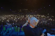 Andriy Khlyvnyuk, S&auml;nger der ukrainischen Band BoomBox, w&auml;hrend eines Konzerts. In seinem Fronturlaub ist Andriy auf Tour durch Europa.