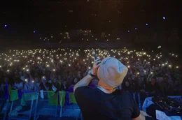 Andriy Khlyvnyuk, S&auml;nger der ukrainischen Band BoomBox, w&auml;hrend eines Konzerts. In seinem Fronturlaub ist Andriy auf Tour durch Europa.