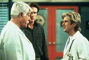(v.l.n.r.) Dr. Mark Sloan (Dick Van Dyke); Steve Sloan (Barry Van Dyke); Dr. Jesse Travis (Charlie Schlatter) (v.l.n.r.) Dr. Mark Sloan (Dick Van Dyke); Steve Sloan (Barry Van Dyke); Dr. Jesse Travis (Charlie Schlatter)