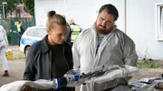 Helen Dorn (Anna Loos) und Weyer (Tristan Seith) haben ein Gewehr sichergestellt. Helen Dorn (Anna Loos) und Weyer (Tristan Seith) haben ein Gewehr sichergestellt.