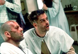 In einer Irrenanstalt begegnet Cole (Bruce Willis, li.) dem hyper-hektischen Jeffrey Goines (Brad Pitt), der dem Wahnsinn nahe ist....