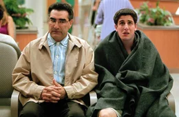 Jim (Jason Biggs) und sein Vater (Eugene Levy) f&uuml;hlen sich in der Notaufnahme des Krankenhauses sichtlich unwohl..Jim (Jason Biggs) und sein Vater (Eugene Levy) fĂĽhlen sich in der Notaufnahme des Krankenhauses sichtlich unwohl..