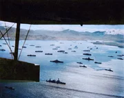 Operation Cottage &ndash; Adak Harbor auf den Aleuten, mit einem Teil der riesigen US-Flotte vor Anker, bereit zum Angriff auf Kiska.
