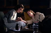 Delphine (Aylin Tezel) pflegt die schwerkranke Eva (Leonie Benesch).
