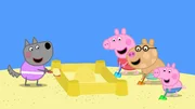 Peppa (hi.re.) und ihre Freunde bauen gemeinsam eine gro&szlig;e Sandburg. Sie hat einen Graben, ein Tor, Fenster und eine kleine Krabbe, die nun ein neues Zuhause hat.