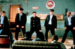 Die arbeitslosen Ex-Kollegen Gaz (Robert Carlyle), Gerald (Tom Wilkinson), Guy (Hugo Speer), Lomper (Steve Huison) und Horse (Paul Barber, v.l.n.r.) haben zur Generalprobe ihrer Stripshow eingeladen.