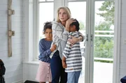 Als ihr Mann Carsten die Kontrolle verliert, geraten Celia (Kaisa Hammarlund) und ihre Kinder Sarah (Alba Karim, li.) und Oliver (Marvin Dackén, re.) in Gefahr. Als ihr Mann Carsten die Kontrolle verliert, geraten Celia (Kaisa Hammarlund) und ihre Kinder Sarah (Alba Karim, li.) und Oliver (Marvin Dackén, re.) in Gefahr.