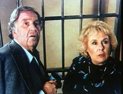 Mildred (Doris Roberts) und Professor Thickett (Jacques Aubuchon) staunen nicht schlecht: Ihre 'Fluchthelfer' sind gute Bekannte. Mildred (Doris Roberts) und Professor Thickett (Jacques Aubuchon) staunen nicht schlecht: Ihre 'Fluchthelfer' sind gute Bekannte.