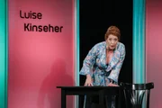 In einem fulminanten Figurenszenario spielt sich die vielfach preisgekr&ouml;nte Kabarettistin und Nockherberg-Bavaria Luise Kinseher in die Herzen des Publikums. Und zwar exakt so lange, bis die Zeit tats&auml;chlich stehen bleibt, wenigstens f&uuml;r einen Augenblick!
