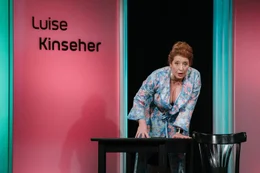 In einem fulminanten Figurenszenario spielt sich die vielfach preisgekr&ouml;nte Kabarettistin und Nockherberg-Bavaria Luise Kinseher in die Herzen des Publikums. Und zwar exakt so lange, bis die Zeit tats&auml;chlich stehen bleibt, wenigstens f&uuml;r einen Augenblick!