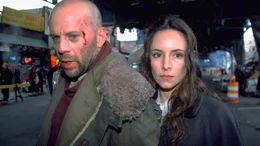 Im Jahr 2035 wird der Schwerverbrecher James Cole (Bruce Willis) in die Vergangenheit geschickt, um die Ursache einer Katastrophe zu ergr&uuml;nden. Nach mehreren Fehlschl&auml;gen kommt Cole mit Hilfe der Psychiaterin Kathryn Railly (Madeleine Stowe) im Jahr 1996 dem Geheimbund der "12 Monkeys" auf die Spur...  Die Verwendung des sendungsbezogenen Materials ist nur mit dem Hinweis und Verlinkung auf RTL+ gestattet.