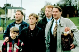 Sie k&ouml;nnen zwar weder tanzen noch haben sie die K&ouml;rper daf&uuml;r, aber die Idee, durch Strippen Geld zu verdienen, fasziniert Nathan (William Snape), Dave (Mark Addy), Gaz (Robert Carlyle), Lomper (Steve Huison) und Gerald (Tom Wilkinson, v.l.n.r.).