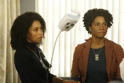 Gleichen sich fast wie Zwillinge: Kelly McCreary als Dr. Maggie Pierce, Crystal McCreary als Sabrina Webber. Gleichen sich fast wie Zwillinge: Kelly McCreary als Dr. Maggie Pierce, Crystal McCreary als Sabrina Webber.