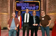 Moderator Kai Pflaume (M.) und seine Rateteam-Kapit&auml;ne Bernhard Ho&euml;cker (l.) und Elton (r.) begr&uuml;&szlig;en in dieser Sendung den S&auml;nger und Entertainer Roberto Blanco (2.v.l.) und den S&auml;nger und Entertainer Frank Zander (2.v.r.).