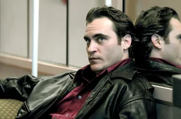 Bobby (Joaquin Phoenix) ger&auml;t zwischen die Fronten, als sein Bruder Joseph mit einer Drogenrazzia seinen Klub st&uuml;rmt und beinahe get&ouml;tet wird.