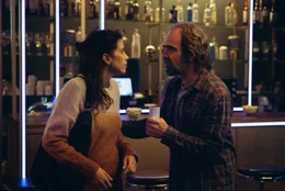 In der Bar eines Wettb&uuml;ros wird Sergio (Luis Tosar) von seiner Frau (Mar&iacute;a Luisa Mayol) zur Rede gestellt.