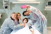 Bernd (Mario Pokatzky, l.), Marie (Sarah Buchholzer, 2.v.l.), Manuel (Daniel Sellier, 2.v.r.) und Kathi (Mandy Neidig) sind unendlich erleichtert, als Kai (Alexander Vukomanovic) nach der OP wohlauf erwacht.