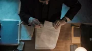 Marti Peterson, die Witwe eines im Einsatz get&ouml;teten CIA-Agenten, beschlie&szlig;t, dessen Nachfolge anzutreten, und wird als erste Frau als Undercover-Agentin in Moskau t&auml;tig, wo sie eine der wichtigsten russischen Quellen des Kalten Krieges betreut.