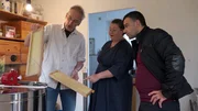 Andreas (li.) testet seine neue Honigschleuder. Margret und Späti-Besitzer Mehmet schauen ihrem Parzellennachbarn dabei interessiert über die Schulter Andreas (li.) testet seine neue Honigschleuder. Margret und Späti-Besitzer Mehmet schauen ihrem Parzellennachbarn dabei interessiert über die Schulter
