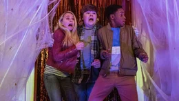 Sarah (Madison Iseman),  Sonny (Jeremy Ray Taylor) und Sam (Caleel Harris) stehen im Mittelpunt einer Reihe von gruseligen, aufregenden und lustigen Ereignissen.