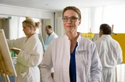 Die Psychologin Dr. Theresa Bayer (Aglaia Szyszkowitz, M. mit Komparsen) soll die Stelle der toten Chef&auml;rztin &uuml;bernehmen.