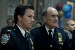 Deputy Chief Grusinsky (Robert Duvall, r.) ist der Polizeichef von New York und m&auml;chtig stolz auf seinen Sohn Joseph (Mark Wahlberg, l.) ...