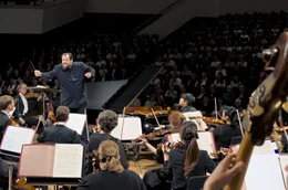 Andris Nelsons (stehend) mit dem Gewandhausorchester Leipzig und Lang Lang (am Fl&uuml;gel)