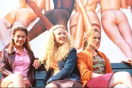 Obwohl Victoria (Felicitas Woll, l.), Inken (Diana Amft, M.) und Lena (Karoline Herfurth, r.) zu "allem" bereit sind, l&auml;sst der Erfolg noch auf sich warten ...