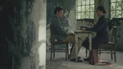 Vera Atkins (Sian Altman) verh&ouml;rt Max Wassmer zum letzten Mal.