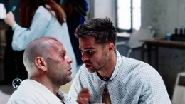 James Cole (Bruce Willis, l.) wurde aus dem Jahr 2035 in die Vergangenheit geschickt, um den Urspr&uuml;ngen einer Virus-Epidemie auf die Spur zu kommen. Als er im Irrenhaus landet, lernt er den Umweltfanatiker Jeffrey Gones (Brad Pitt) kennen, der mit seiner Armee der 12 Monkeys einen spektakul&auml;ren Terrorakt plant.  Die Verwendung des sendungsbezogenen Materials ist nur mit dem Hinweis und Verlinkung auf RTL+ gestattet.