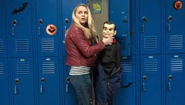 Sarah (Madison Iseman) mit "Slappy"