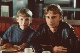 Robert Carlyle (r.)